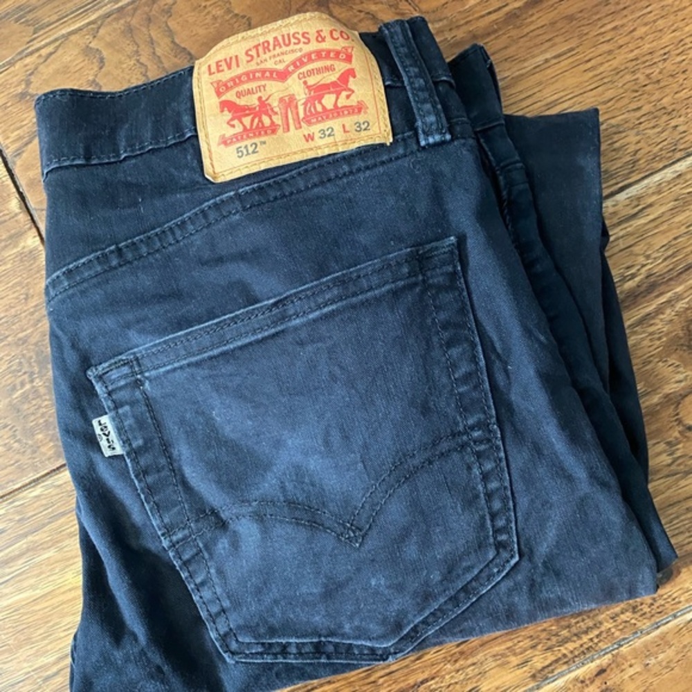 Mens DISTRESSED black LEVIS! Like NEW⭐️EUC⭐️super soft and comfy!! 32x32